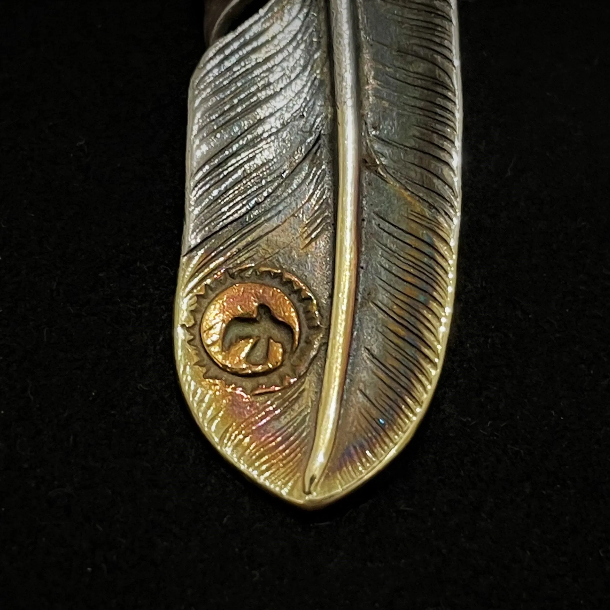 Goros Xl Gold Tip Feather With Gold Claw - Facing Left