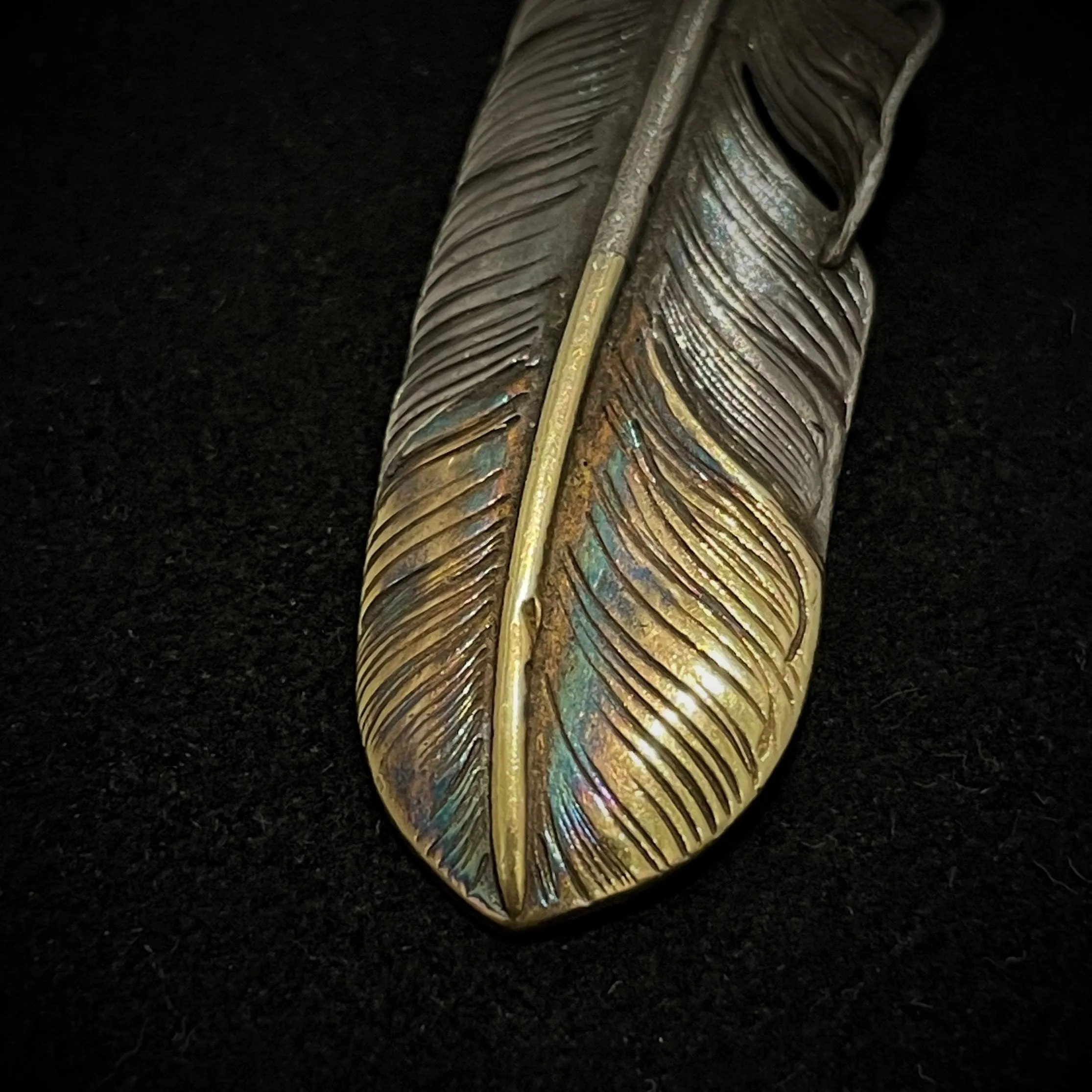 Goros Xl Gold Tip Feather With Gold Claw - Facing Left