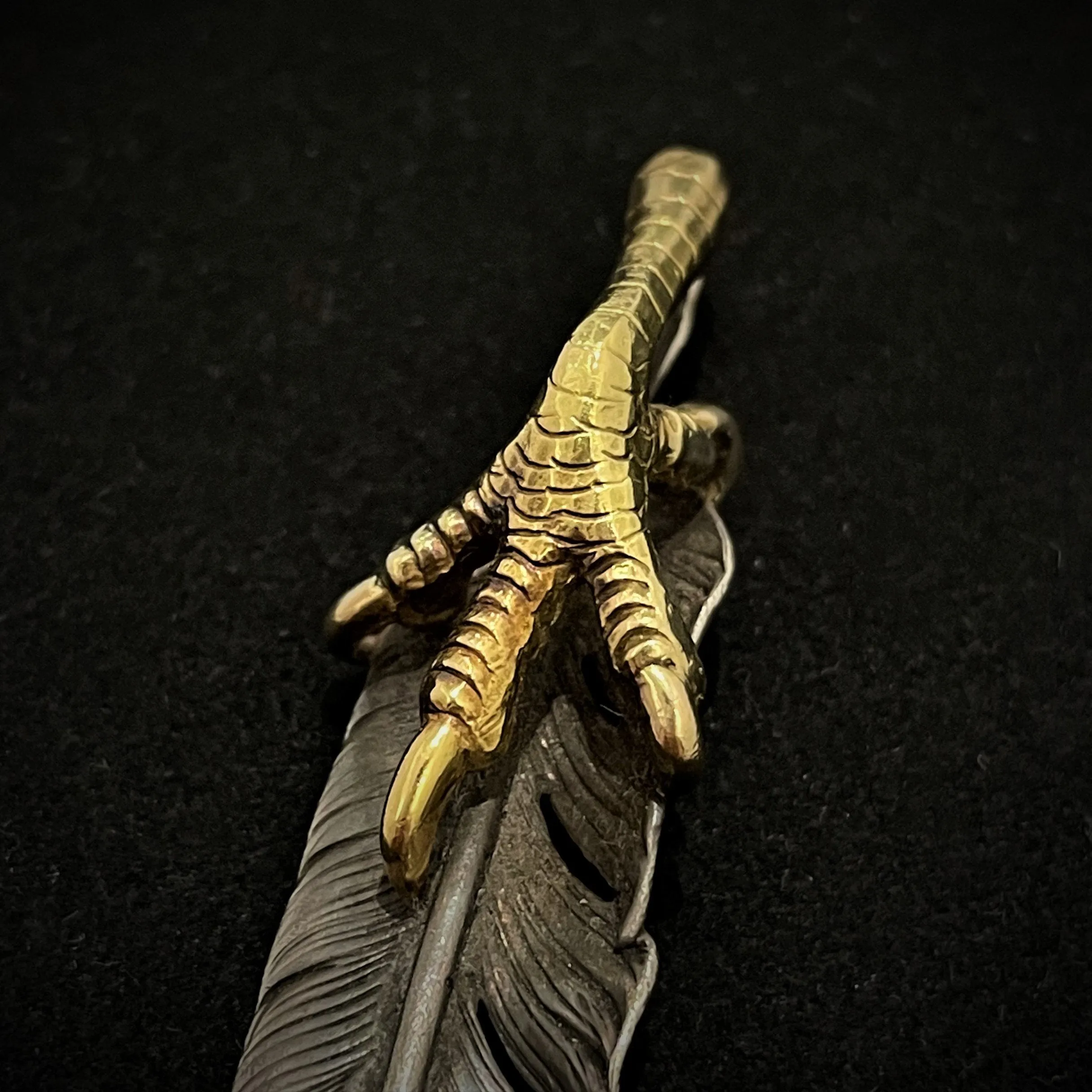Goros Xl Gold Tip Feather With Gold Claw - Facing Left