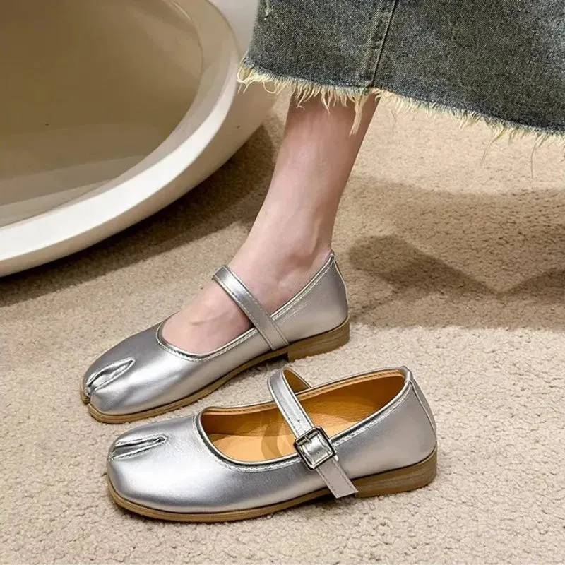 Novelty Split Toe flat shoes woman quality leather mary janes Japanese style trotters flats ankle bele Tabi ninja loafers women