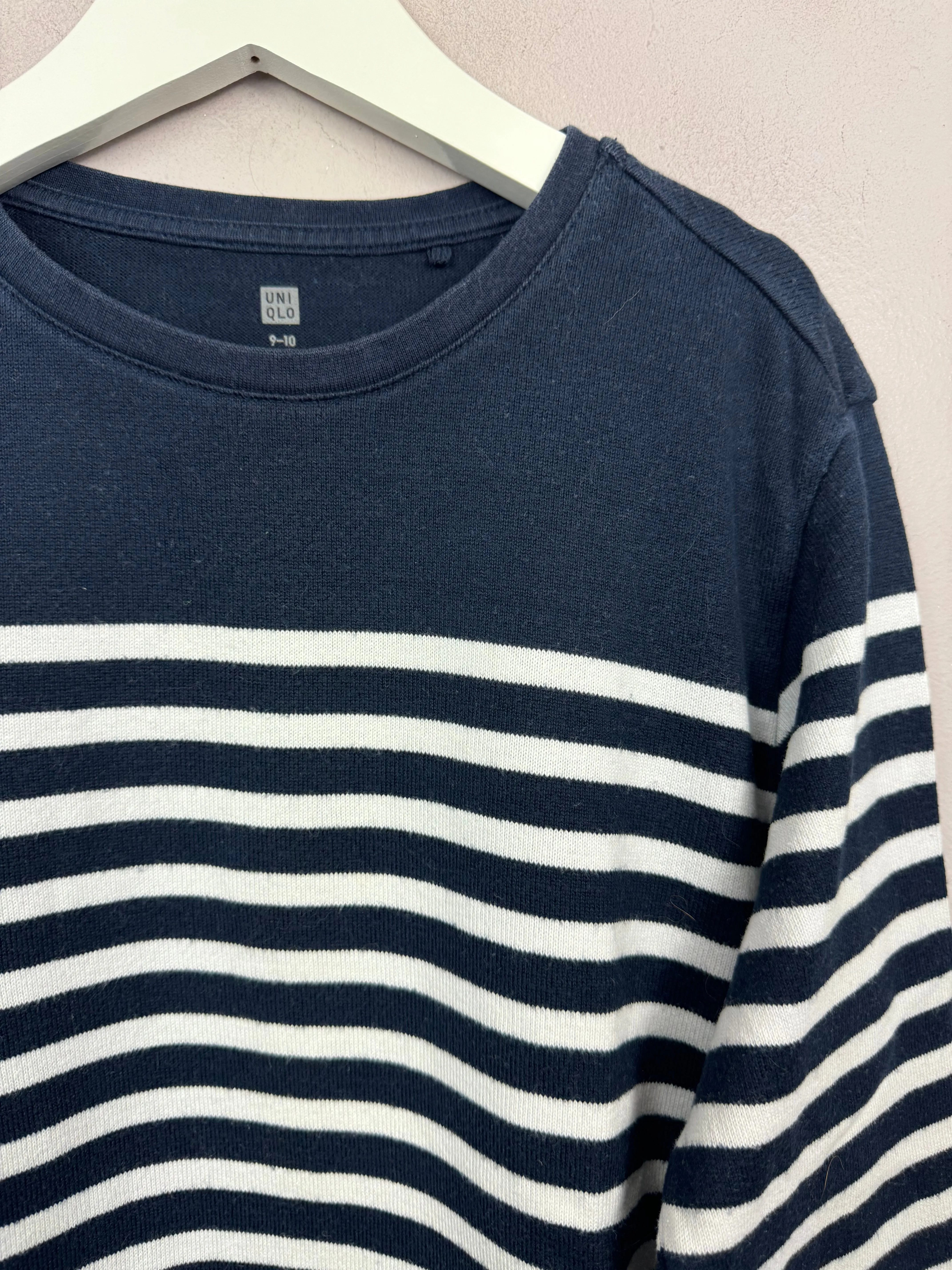 Uniqlo light weight navy stripe jumper 9-10y