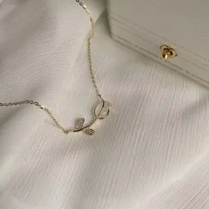 Vintage Minimal White Rose Tulip Crystal Necklace